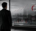 Empresario analizando gráficos de gestión de riesgos y crecimiento empresarial
