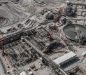 Vista aérea de un proyecto minero con instalaciones industriales en construcción.