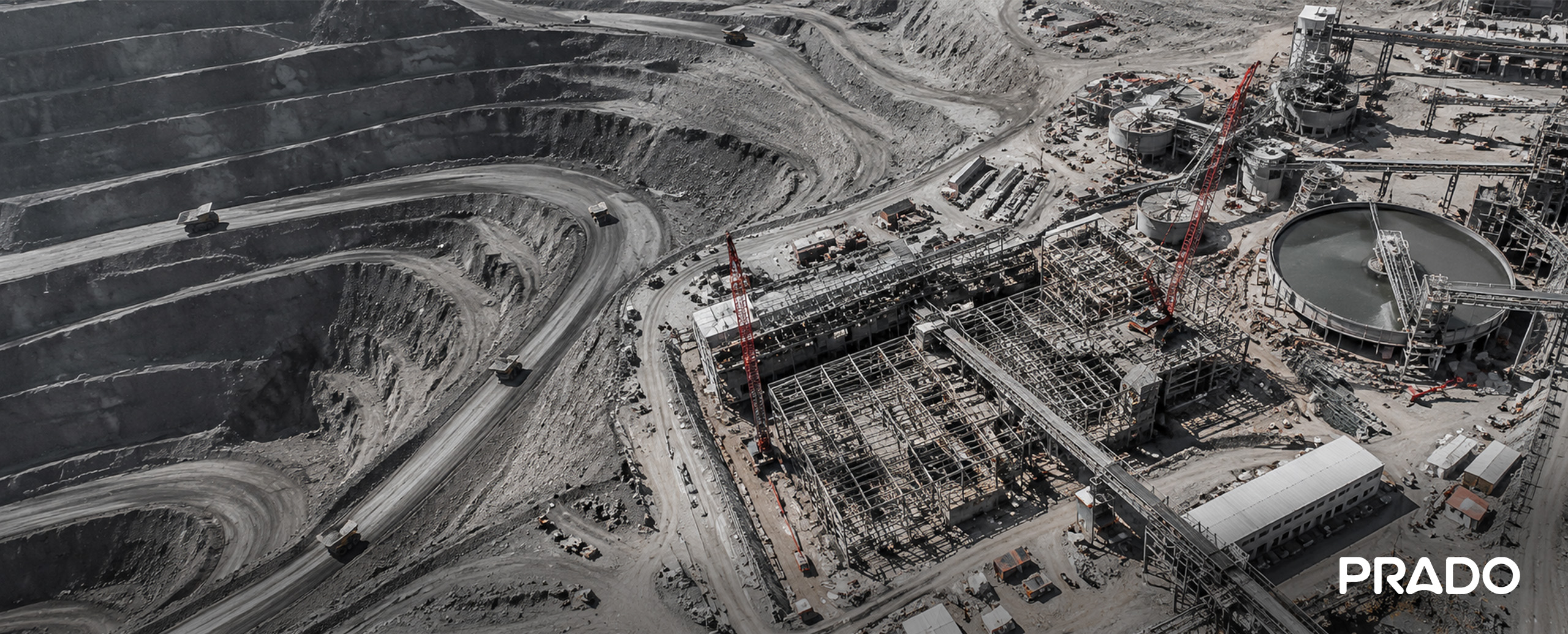 Vista aérea de un proyecto minero con instalaciones industriales en construcción.